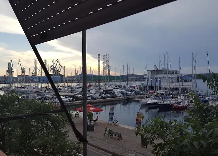 Harbour-apartment With Sea View And Parking Spot 풀라